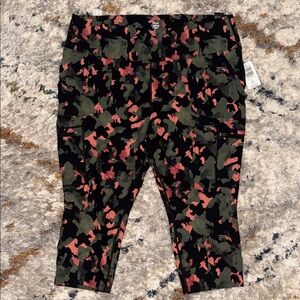 *NWT Torrid Happy Camper Performance Core Capri Active Leggings w/Cargo Pockets